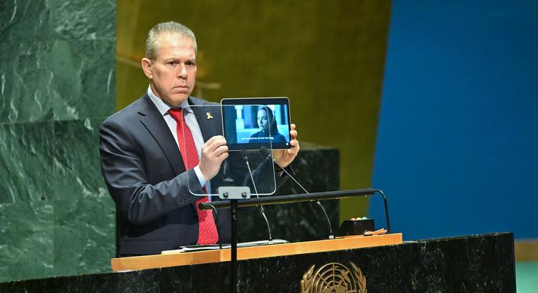 El embajador de Israel, Gilad Erdan, habla en el pleno de la Asamblea General de las Naciones Unidas sobre la situación en los Territorios Palestinos Ocupados.