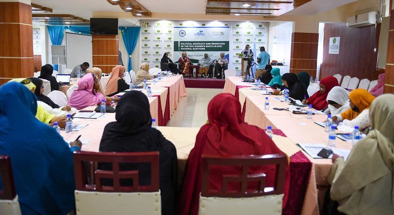 Las candidatas a la cámara baja del parlamento de Somalia asisten a un foro de participación política.
