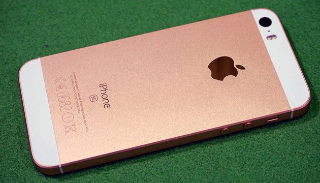 Apple apunta con los modelos iPhone SE a la gama de teléfonos móviles asequibles.