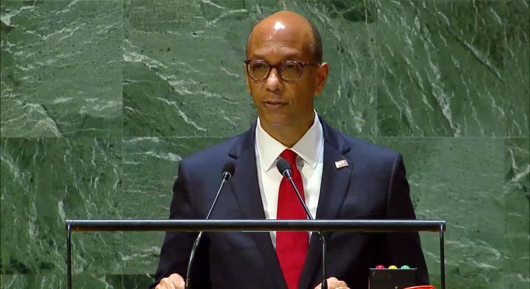 El Representante Permanente Adjunto de Estados Unidos, Robert A. Wood, habla en la sesión plenaria de la Asamblea General de la ONU sobre la situación en los Territorios Palestinos Ocupados.