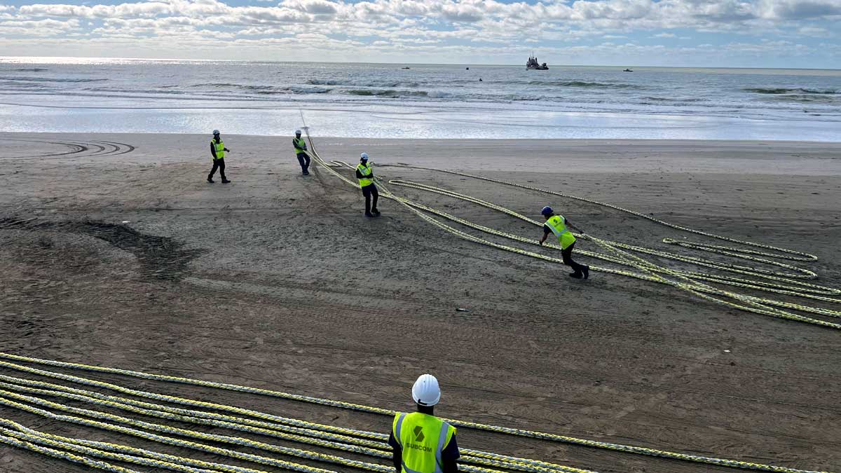 Trabajadores instalan el cable submarino de Google en Las Toninas.